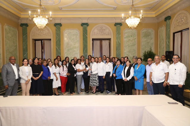 La vicepresidente Raquel Peña inicia entrega del bono navideño