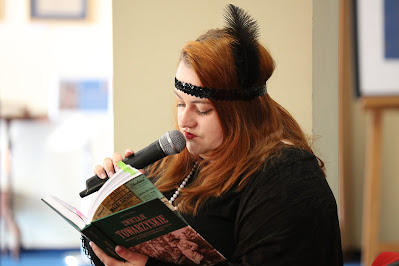 na zdjęciu prowadząca Anna Kolińska czytająca fragment książki Ewy Rynki