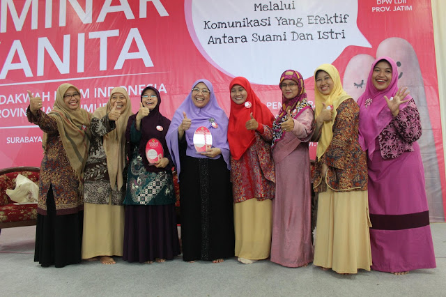 Seminar-Wanita-LDII-2015-dua-dari-kiri-Dra.Hj-Sri-Kartini-Dra.Rida-Wahyuningrum,M.Pd