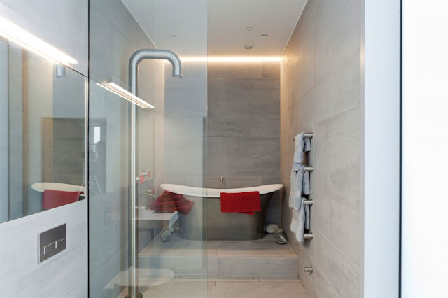 Picture of silver bathtub in the modern bathroom