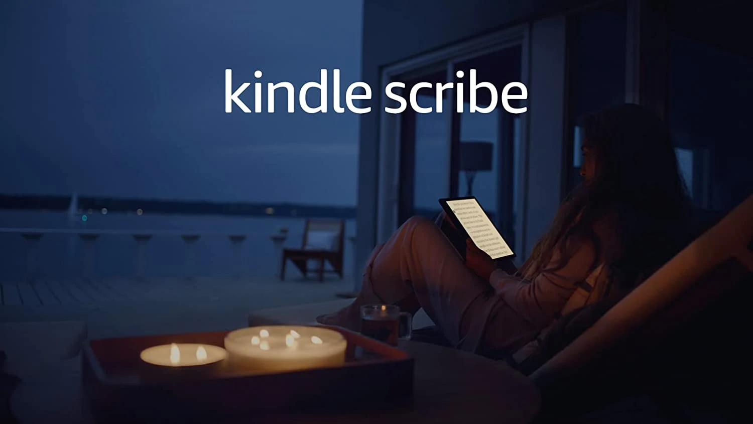 Kindle Scribe z włączonym podświetleniem ekranu, źródło Amazon.com