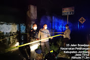 Polres Jombang Pasang Garis Police Line di Lokasi Kebakaran Gudang Plastik
