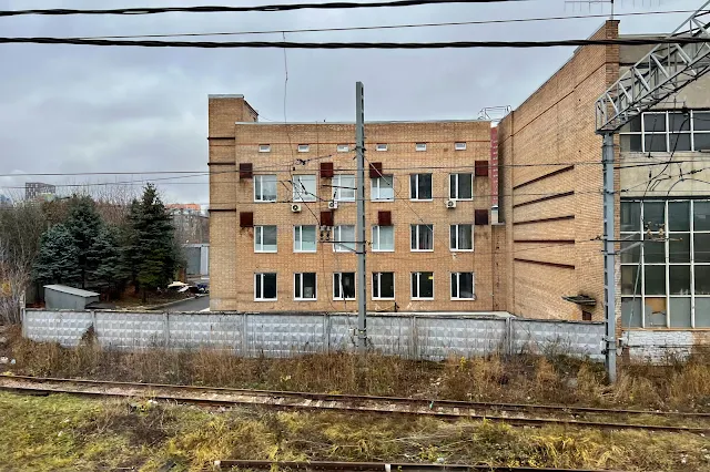 вид из окна поезда, бывший пункт технического обслуживания локомотивов Ховрино Октябрьской железной дороги, депо