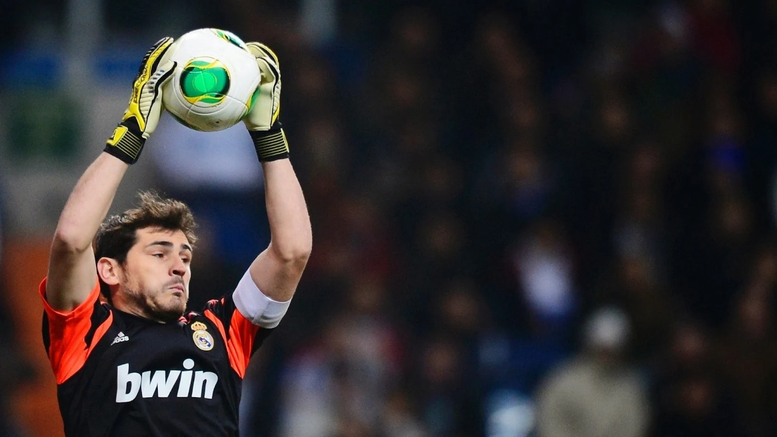 Iker atrapando una pelota.