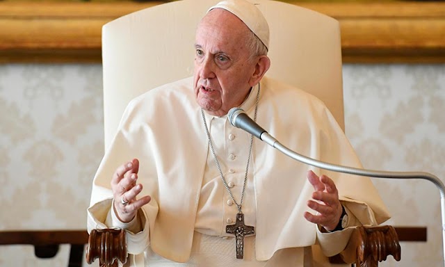 Papa diz que não vai recuar da decisão de abençoar casais homossexuais 