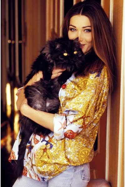 Foto de Carla Bruni posando con su gato