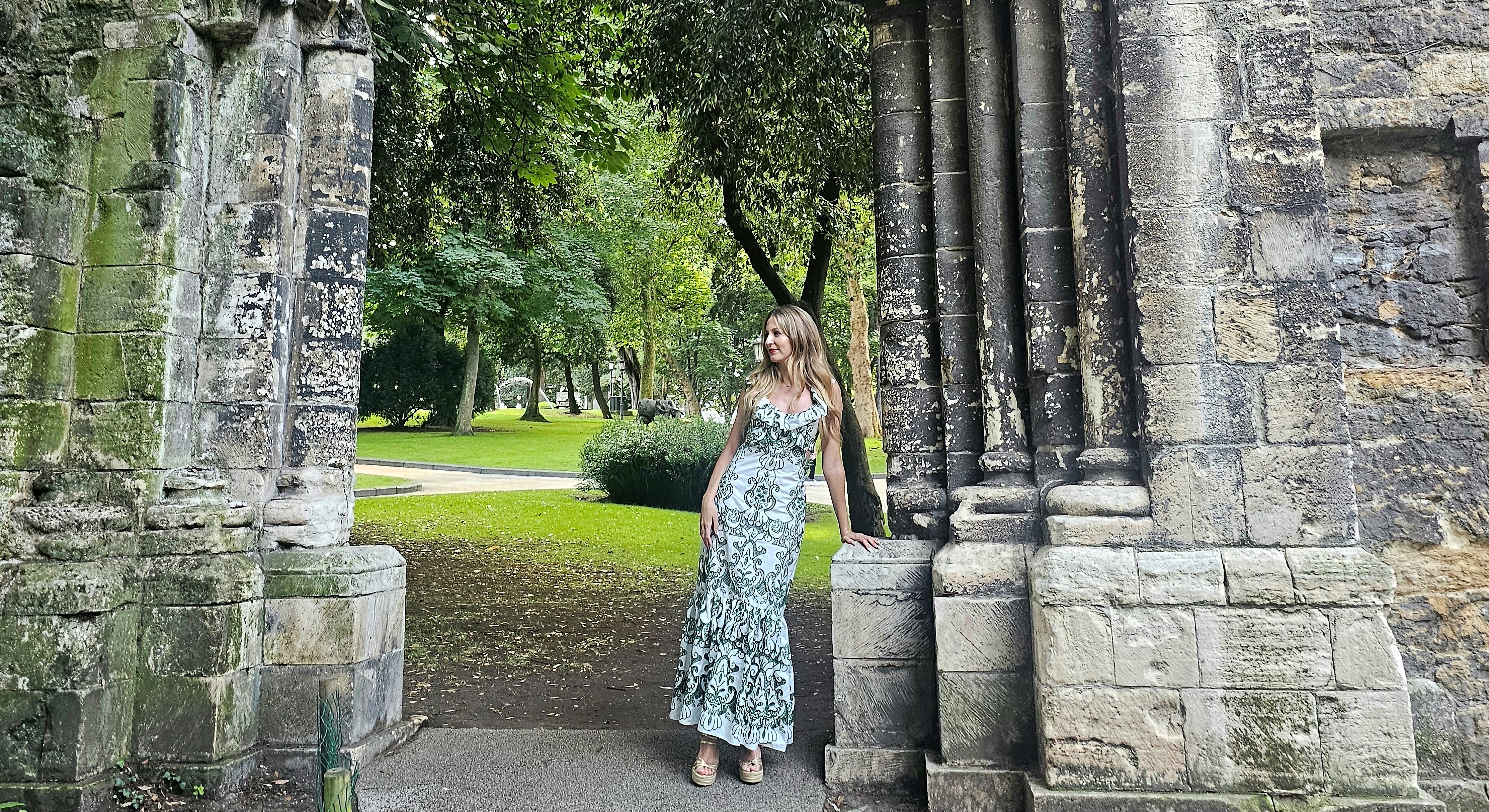 Vestido verde bordado zara