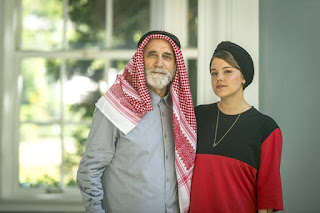 Aziz (Herson Capri) e Dalila (Alice Wegmann): pai e filha, frios e determinados — Foto: Globo