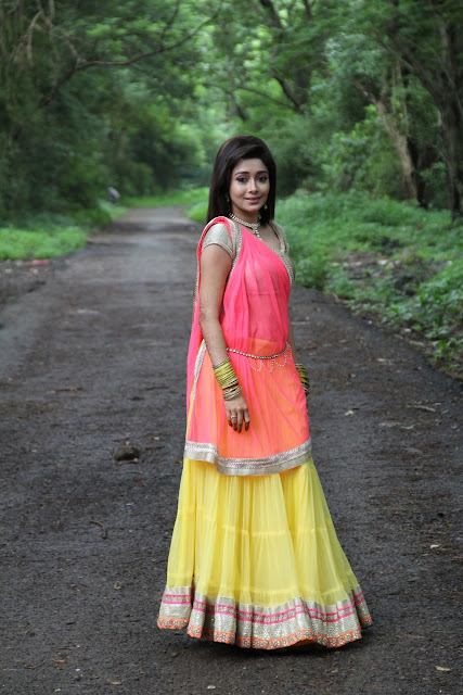 Tina Dutta dan Mrunal Jain in Yellow Lehenga with Pink Dupatta