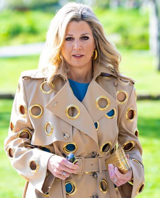 Queen Maxima wore a trench coat by Claes Iversen. Trench Pazia from Claes Iversen 2019 collection. Dries van Noten wide-leg pants