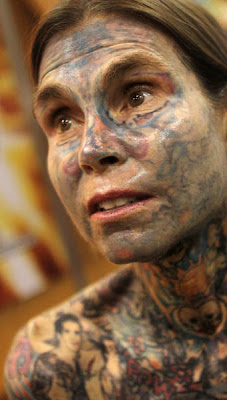 Femeie cu 95% din corp acoperit de tatuaje