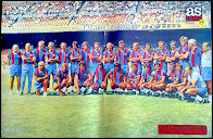 F. C. BARCELONA - Barcelona, España - Temporada 1975-76 - Anguera (auxiliar), Rodri (2º entrenador), Drigalsky (preparador físico), Neeskens, Gallego, Tomé, Heredia, Mora, Marcial, Sadurní, Clares, De la Cruz, Asensi, Juan Carlos, Migueli y Weissweiler (entrenador); Martín (aux.), Rexach, Marinho, Cos, Sotil, Rifé, Macizo, Torres, Rusky, Cruyff y Ángel Mur (masajista) - Plantilla del F. C. BARCELONA, que se clasificó 2ª en la Liga, con Hennes Weissweiler de entrenador, sustituido por Laureano Ruiz en la jornada 29