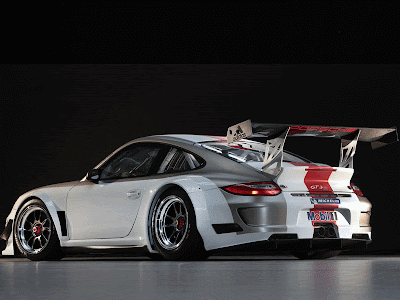 Both cars are based on the extrawide body of the 911 GT3 RS streetlegal 