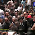 VILLAGE MOLOKAI : L ' Arrivée de JB Mpiana pour s 'incliner devant la dépouille mortelle de Papa Wemba (vidéo)