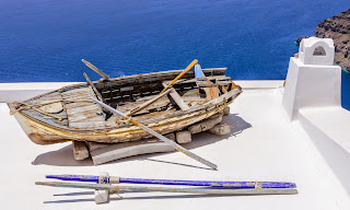 Rowing boat on a house roof, Fira, Santorini, Greece | Norbert Nagel | CC-by-SA-3.0