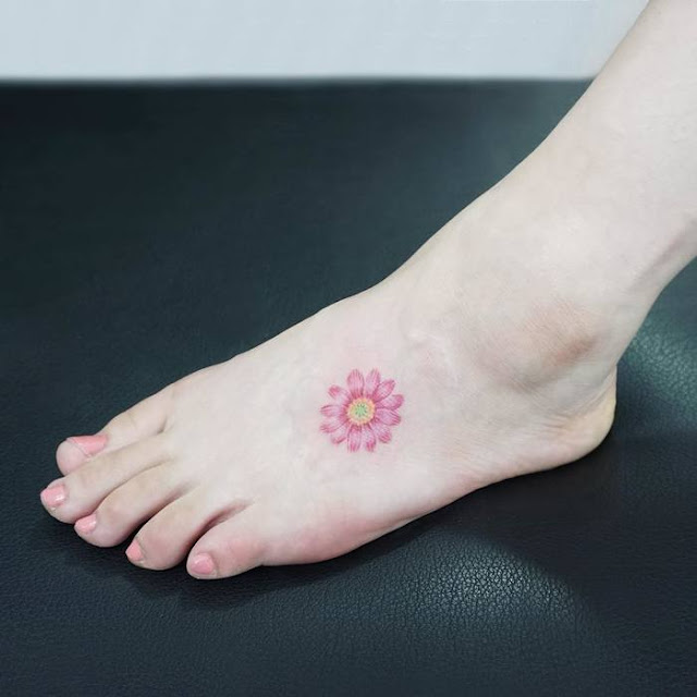 Mini tatuagens femininas delicadas de flores - 95 fotos e modelos