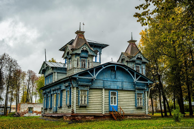 Терем на зеленой площадке