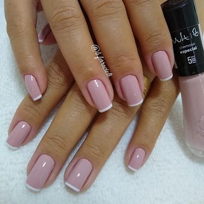 unha inglesinha com esmalte rosa e branco