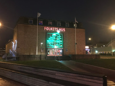 Kvällsbild på Folkets hus i Uddevalla