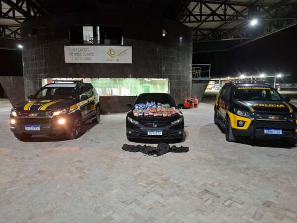 PMCE e PRF apreendem 57kg de drogas em porta-malas de veículo em Paracuru
