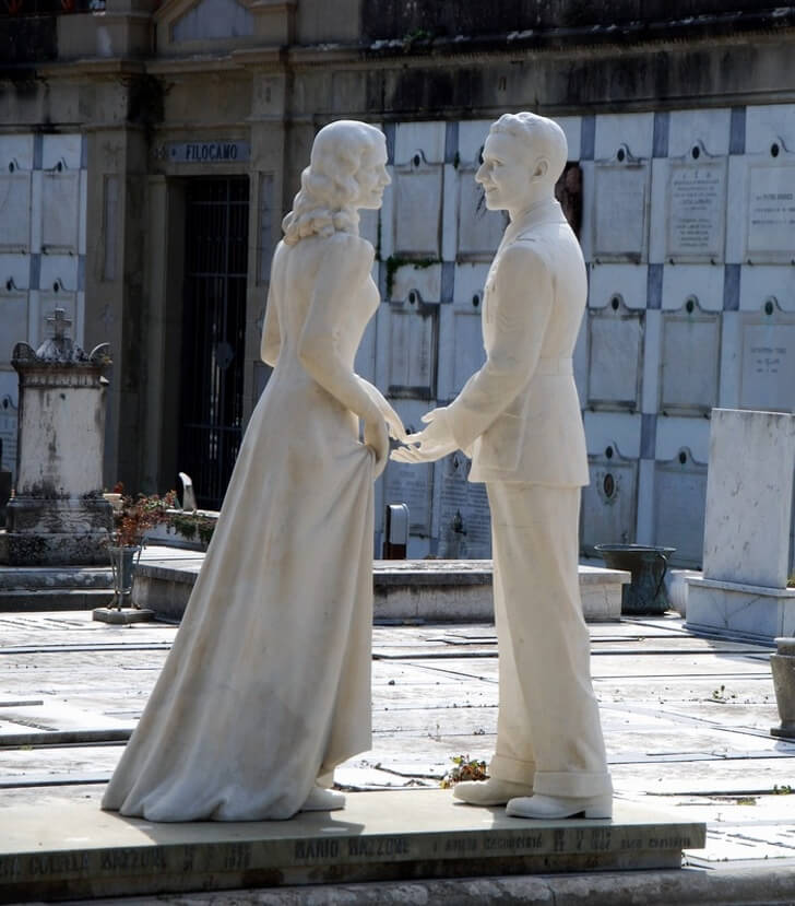 25 Heart-Melting Pictures That Made Even The Toughest Of Us Cry - Together forever a sculpture in a cemetery, Florence