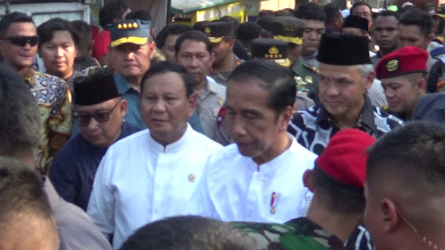 Dikawal 2 Bacapres, Jokowi Sambangi Pasar Tradisional