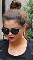 Selena Gomez bun lunette de soleil et créoles