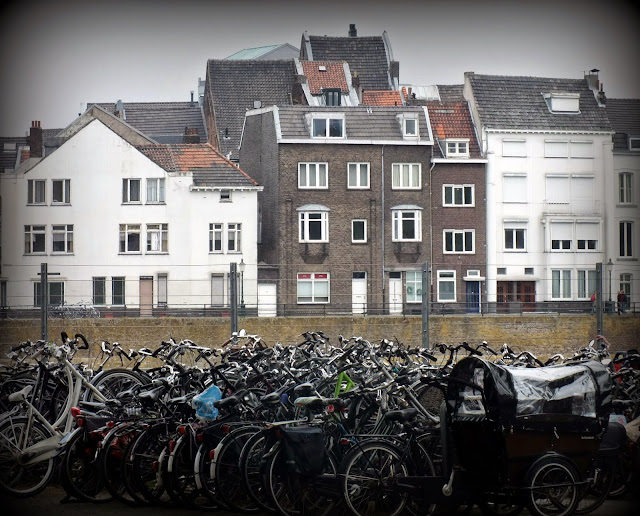 muchas bicis y parking durante la visita a Maastricht