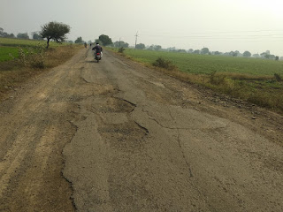 लाबरिया-दसाई मार्ग को पीडब्लुडी और पीएम सडक के बीच बांटकर कर दिया बदहाल