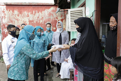 Riana Arinal Bagikan Masker di Kupang Kota