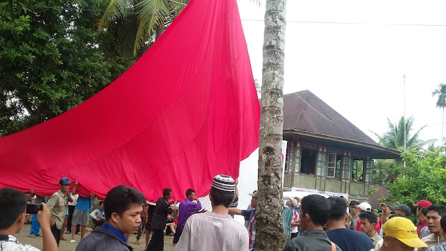 Cap Jempol Berdarah dan Pengibaran Bendera Raksasa Untuk Tolak Tambang  