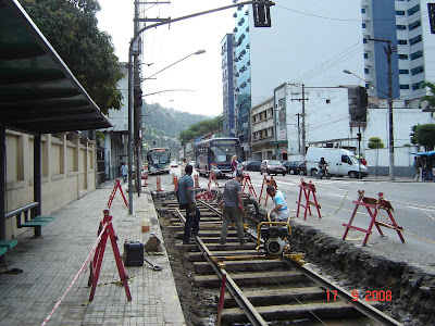Instalação de trilhos na avenida São Francisco em Santos - SP - Foto de Emilio Pechini em 17/09/2008