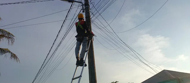 Wujudkan Layanan Prima, PLN Icon Plus Lakukan Pemeliharaan Jaringan Fiber Optik di Sungai Apit