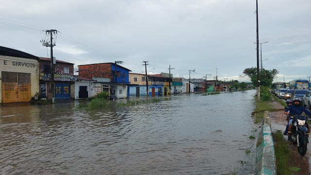 Rio transborda devido às chuvas, alaga BR-222 e provoca bloqueios entre Caucaia e Fortaleza; confira desvios