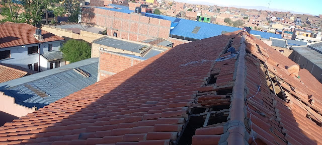 Wir führen die Reparatur des Daches der Kirche Nuestra Señora del Carmen in Villazón durch. Neu eindecken des Daches in seiner Gesamtheit mit gebogenen Keramikziegeln unter Verwendung von alten und neuen Ziegeln, Sicherung mit verzinktem Draht, um Bruch zu verhindern. Durch Beschädigung des Daches durch Wind, in der Regenzeit erleidet die Hauptkirche von Villazón Wasserschäden. Das hat teilweise schon das Innere beschädigt durch sich verschlechternde Wände und Putze.