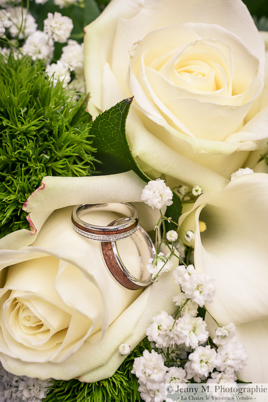 photo des alliances dans bouquet de la mariée