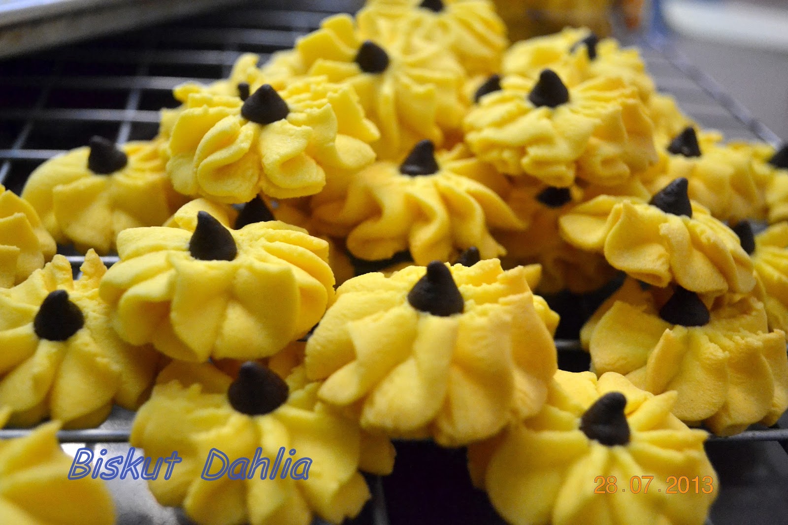 EdaLina's Cake House: Biskut Dahlia aka Samperit