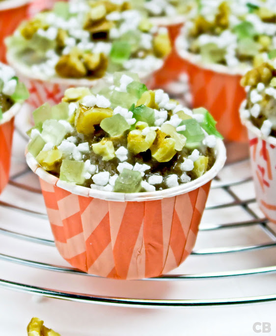 Ontbijtkoekmuffins met honingglazuur, sukade en walnoten