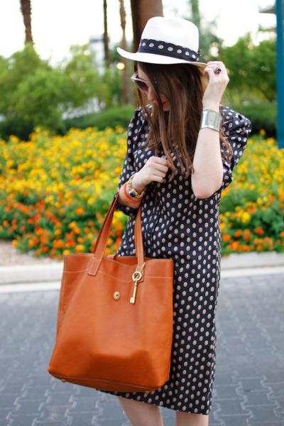 Fossil Leather Bag Makes Women Look Chic And Sophisticated