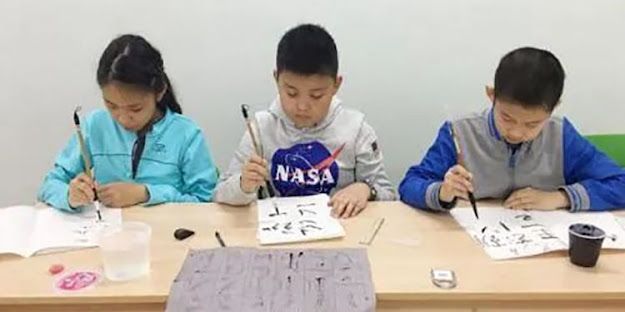 华人孩子在课堂上书写中国汉字。