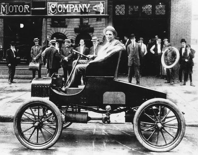 Henry Ford con su primer coche, el Ford Modelo A (1903)