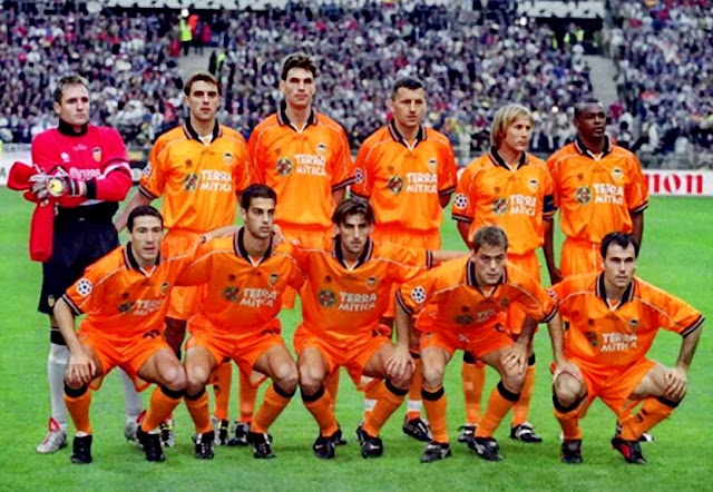 VALENCIA C. F. Temporada 1999-00. Cañizares, Claudio López, Pellegrino, Djukic, Mendieta y Angloma. Kily González, Gerard, Angulo, Farinós y Gerardo. REAL MADRID C. F. 3 VALENCIA C. F. 0 Miercoles 24/05/2000, 20:45 horas. 45ª edición de la Liga de Campeones de la UEFA, final. Saint-Denis, París, Francia, Stade de France: 78.759 espectadores. GOLES: 1-0: 39’, Fernando Morientes. 2-0: 66’, Steve McManaman. 3-0: 74’, Raúl. El Real Madrid gana por 8ª vez la Copa de Europa