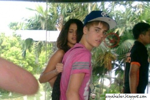 selena gomez justin bieber indonesia. Selena Gomez holding Justin