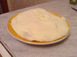 готовый омлет на тарелке