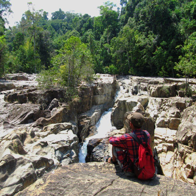  Kecamatan Taliabu Utara menyimpan salah satu misteri ialah  Air Terjun Kalimat - Wisata Pulau Taliabu (Provinsi Maluku Utara)