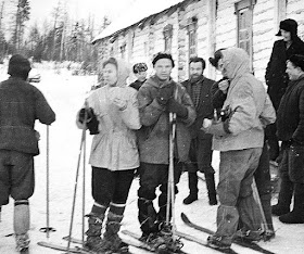 Группа Игоря Дятлова в ожидании подводы в пос. "41-й квартал". 27.01.1959 года.