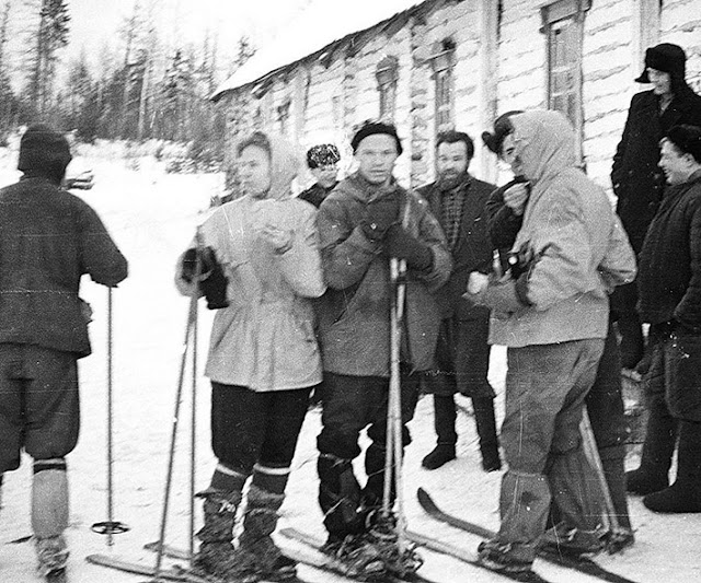 Группа Игоря Дятлова в ожидании подводы в пос. "41-й квартал". 27.01.1959 года.