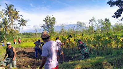 Percepat Perekonomian, Babinsa dan Warga Montong Gamang Buka Akses Jalan Usaha Tani