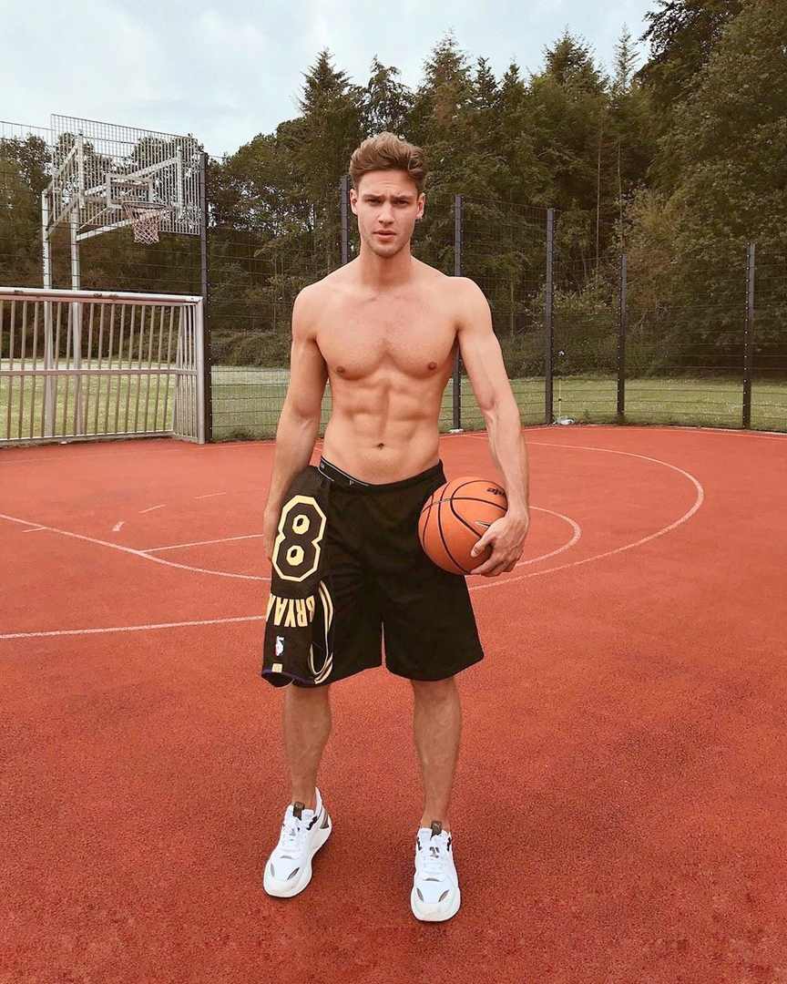 skinny-fit-shirtless-guy-young-basketball-player