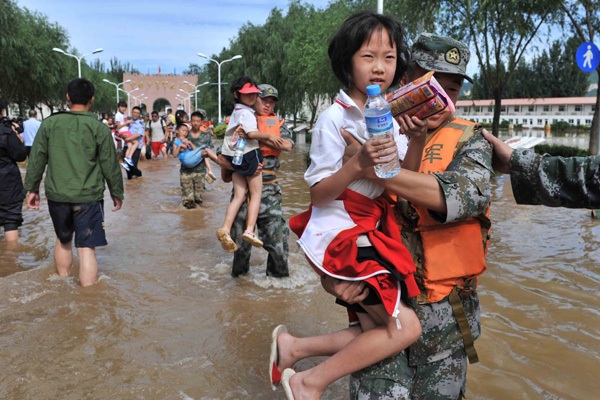 Bejing_floods_2012_Soldiers_evacuating_students_recent_natural_disasters